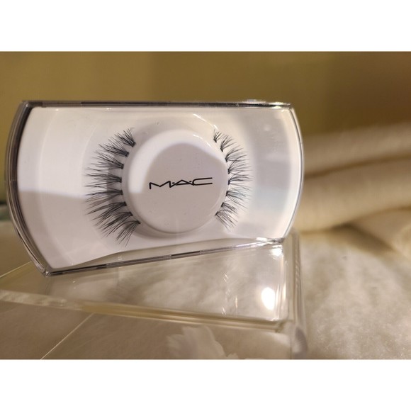 New MAC Cosmetics | False Eyelashes | A90 | Charmer Lash | 81 - Picture 3 of 6